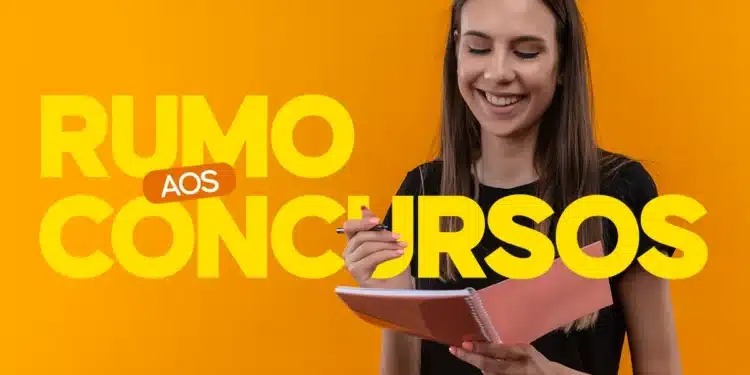 Mulher sorrindo e escrevendo em caderno com o texto 'Rumo aos Concursos' sobre fundo laranja, destacando a preparação para concursos.