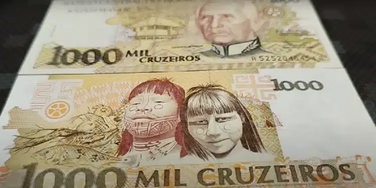 Duas cédulas de 1000 cruzeiros, mostrando os retratos de Cândido Rondon e dos indígenas Carajás.