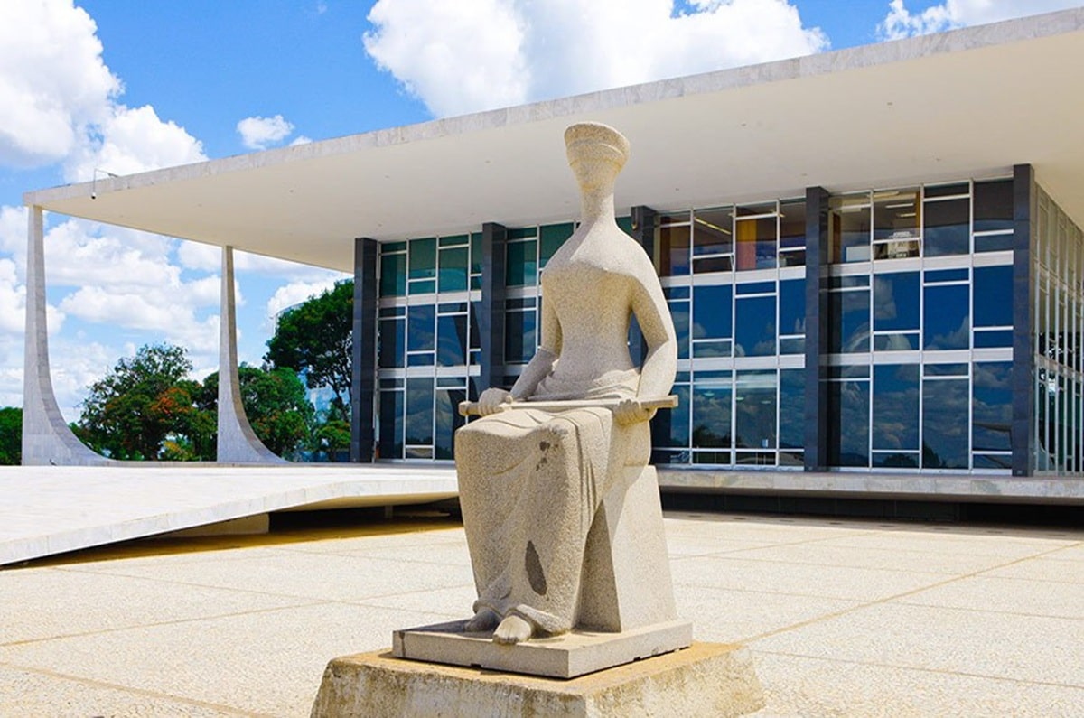 Estátua da Justiça em frente ao Supremo Tribunal Federal em Brasília com arquitetura modernista