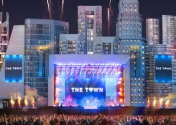 Palco principal do festival The Town 2025 com multidão e show de fogos de artifício ao fundo