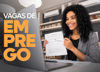 Mulher sorridente com contrato de emprego na mão em videoconferência de trabalho