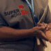 Agente do programa SuperAção SP orienta beneficiária segurando suas mãos.