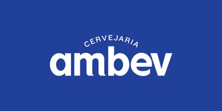 Logo da Cervejaria Ambev com fundo azul, destacando a marca de bebidas líder no Brasil