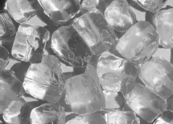 Cubos de gelo derretendo sobre superfície refletiva