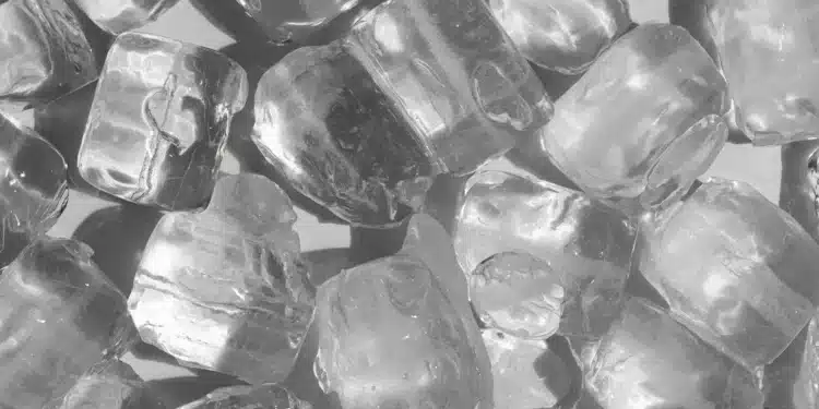 Cubos de gelo derretendo sobre superfície refletiva