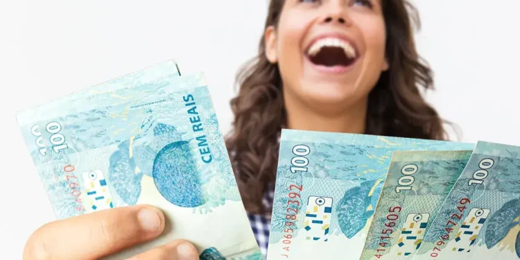 Mulher sorridente segurando notas de 100 reais, representando benefício de R$300.