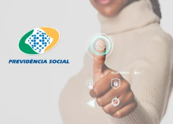 Mulher realizando biometria digital para o INSS no sistema de previdência social
