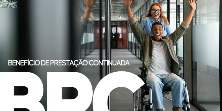 Pessoa cadeirante sorridente celebrando com apoio, representando o Benefício de Prestação Continuada (BPC).