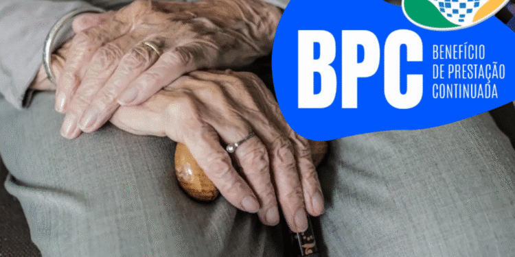 Beneficiários idosos do BPC/LOAS com as mãos entrelaçadas segurando uma bengala, com texto "BPC Benefício de Prestação Continuada".