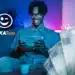 Pessoa sorrindo e usando um tablet, com a logo do Caixa Tem e dinheiro de R$ 100 no canto da imagem, anunciando que diversos brasileiros vão receber R$ 200 em setembro.