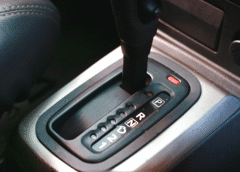 Câmbio automático de veículo com letras P, R, N, D, 2, 1 e alavanca preta em destaque