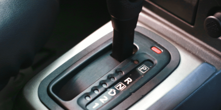 Câmbio automático de veículo com letras P, R, N, D, 2, 1 e alavanca preta em destaque