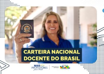 Mulher segurando a Carteira Nacional do Professor, com o selo da República Federativa do Brasil. Cartão utilizado para garantir descontos em eventos e estabelecimentos.