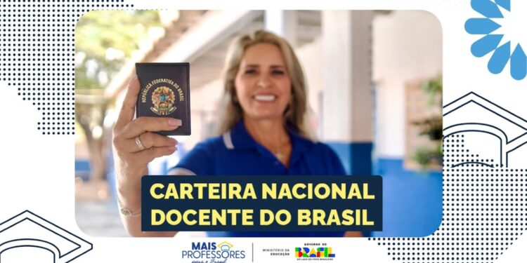 Mulher segurando a Carteira Nacional do Professor, com o selo da República Federativa do Brasil. Cartão utilizado para garantir descontos em eventos e estabelecimentos.