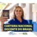 Mulher segurando a Carteira Nacional do Professor, com o selo da República Federativa do Brasil. Cartão utilizado para garantir descontos em eventos e estabelecimentos.