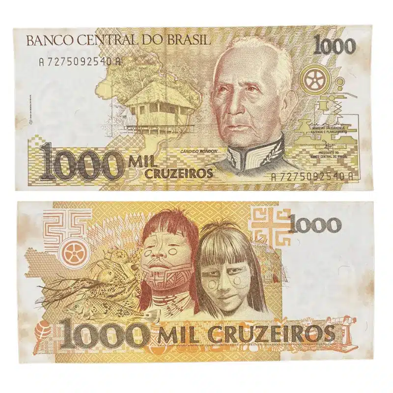 A histórica nota de 1000 cruzeiros e seus personagens: Cândido Rondon e indígenas Carajás. Frente e verso de uma cédula de 1000 cruzeiros, mostrando o retrato do Marechal Cândido Rondon e de um casal de indígenas Carajás.