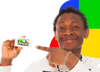 Homem sorrindo e segurando cartão do programa Bolsa Família, com fundo colorido e a logo do programa.