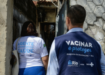 Dois agentes comunitários de saúde acompanhando ação de vacinação nas ruas do Rio de Janeiro.