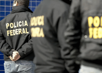 Policiais federais com jaquetas escritas "Polícia Federal" durante operação.
