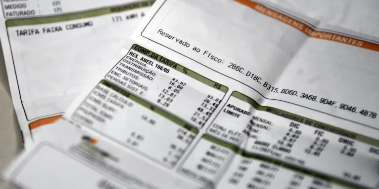 Documento de conta de luz mostrando tarifas, consumo, impostos e indicadores de continuidade de energia.