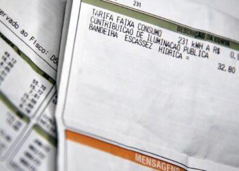 Conta de energia elétrica mostrando tarifa de consumo com valor de R$ 32,80 e descrição de contribuição para iluminação pública