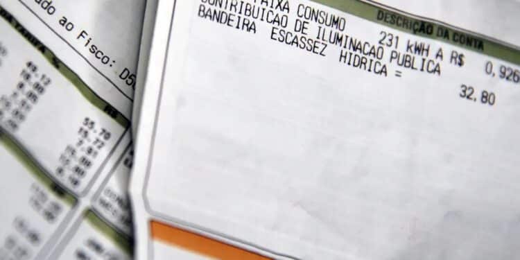Conta de energia elétrica mostrando tarifa de consumo com valor de R$ 32,80 e descrição de contribuição para iluminação pública