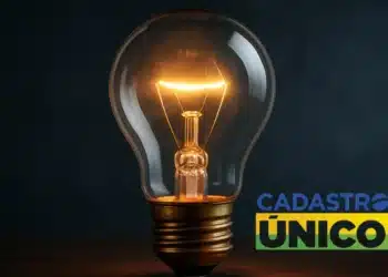 Imagem de uma lâmpada acesa com o logo do Cadastro Único (CadÚnico) ao lado, representando o benefício de conta de luz gratuita ou com desconto para inscritos.