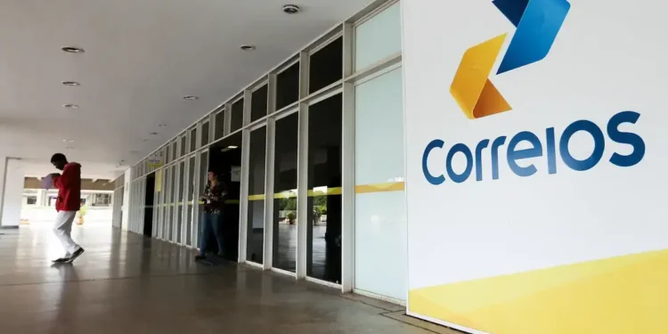 Sede dos Correios com pessoas saindo do prédio enquanto a logo da empresa é visível na imagem. Tema: concurso dos Correios após mudança de presidente.