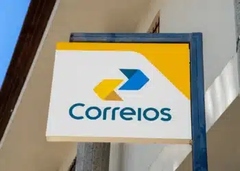 Placa com o logo dos Correios Brasil contendo setas azul e amarela