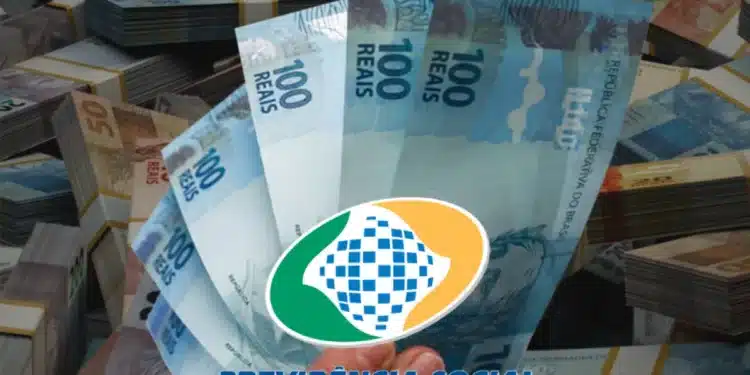Notas de 100 reais com logo da Previdência Social, representando pagamento de benefício do INSS