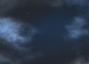 Desafio visual com céu noturno escuro com estrelas brilhantes e nuvens de nebulosa azuladas