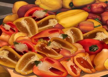 Desafio visual com pimentões vermelhos, amarelos e laranja cortados ao meio mostrando sementes e interior em close com fundo de outros pimentões inteiros.