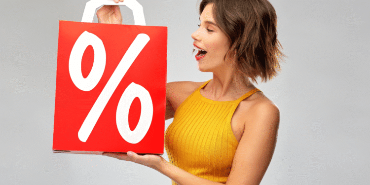 Mulher com blusa amarela segurando sacola vermelha com símbolo de porcentagem branco.