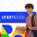 Jovem sorridente com óculos e mochila segurando livros em fundo com logo ENEM 2025 colorido