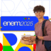 Estudante segurando livros com mochila e um banner escrito "Enem 2025".