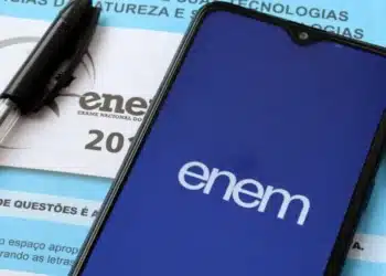 Imagem de estudo de Química para o Enem 2025, destacando tópicos importantes como Química Orgânica e Físico-Química.