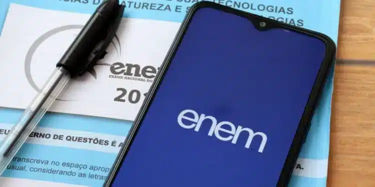 Imagem de estudo de Química para o Enem 2025, destacando tópicos importantes como Química Orgânica e Físico-Química.