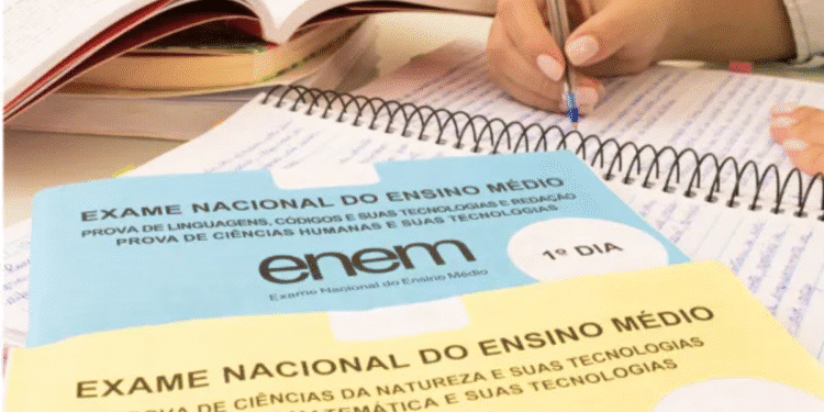 Estudante se preparando para o Exame Nacional do Ensino Médio (Enem), com materiais de estudo e provas simuladas em uma mesa.