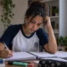 Estudante revisando conteúdos em casa, representando a preparação para o Enem 2026 nas últimas semanas antes da prova.