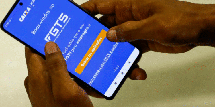 Aplicativo FGTS aberto em celular para consulta e saque.