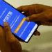 Aplicativo FGTS aberto em celular para consulta e saque.