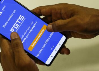 Tela de smartphone exibindo o aplicativo do FGTS, representando a portabilidade digital e a contratação de empréstimos.