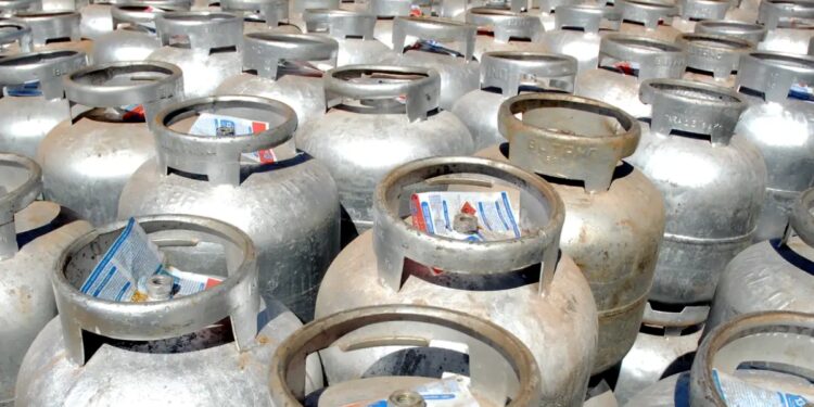Imagem de diversos botijões de gás empilhados, com destaque para o novo programa 'Gás do Povo', que estabelece um limite anual de botijões grátis.