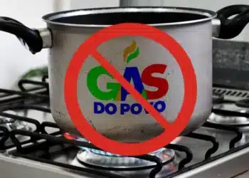 Imagem ilustrativa de uma panela com o logo do programa Gás do Povo, com um símbolo de proibição, representando um impedimento para participação no programa.