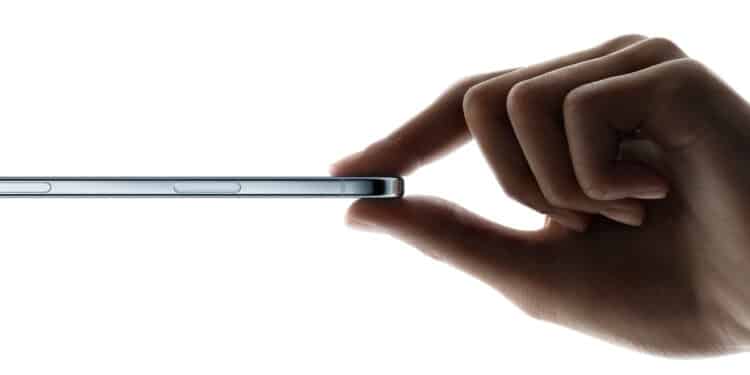 iPhone Air sendo segurado com uma mão, mostrando sua espessura ultrafina de 5,6 mm.