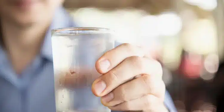 homem bebida fresco gelado puro agua em vidro