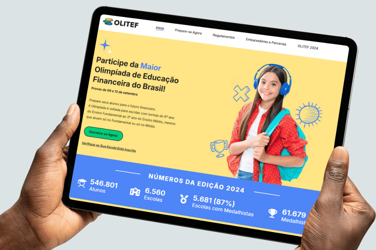 Tela de tablet exibindo página da maior Olimpíada de Educação Financeira do Brasil com estudante sorridente