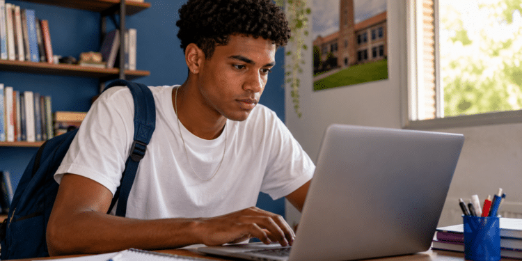 Estudante realiza inscrição on-line no Prouni 2026 pelo notebook.