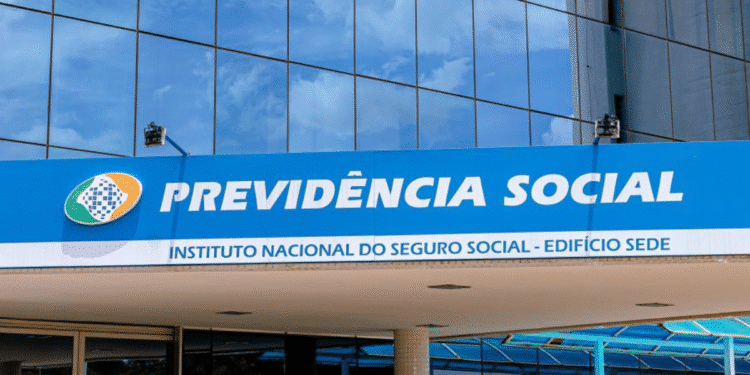 Fachada do Instituto Nacional do Seguro Social com logo e nome Previdência Social em prédio moderno com vidro refletindo o céu