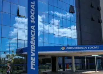 Fachada do prédio do Instituto Nacional do Seguro Social (INSS) com o nome 'Previdência Social' visível, em um dia claro.